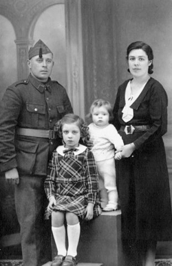 Hugo 1 jaar samen met vader in uniform, moeder en oudste zus Maria